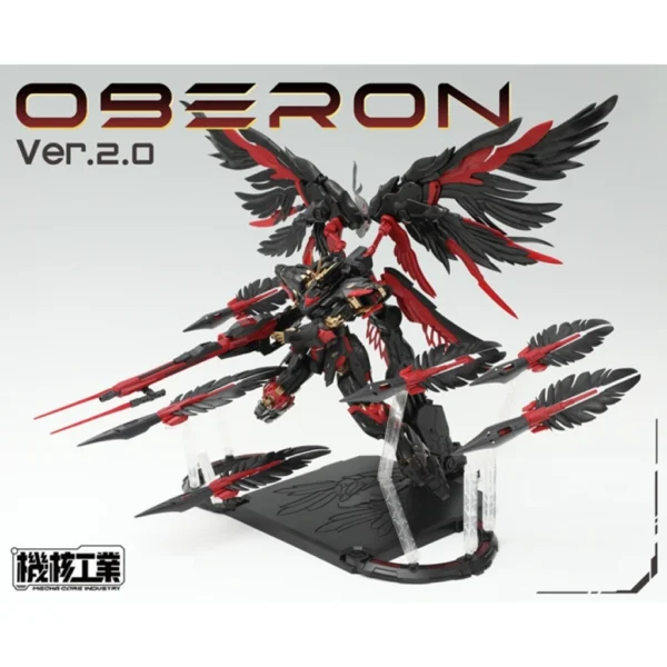 Photographie promotionnelle sur fond gris de la maquette assemblée Oberon Ver.2.0 de Mecha Core Industry, un robot noir et rouge aux grandes ailes sombres inspirées de plumes, présenté en posture de combat sur un socle de présentation transparent avec des éléments de type dards ou plumes volants.