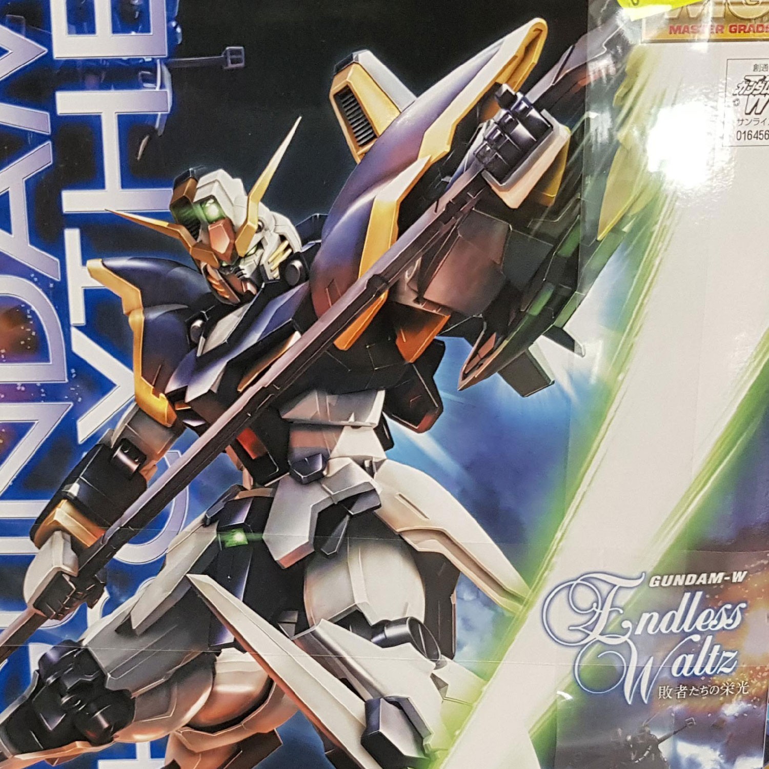Photographie de la boîte de maquette représentant le MG Gundam Deathscythe EW Ver., un modèle Gunpla Master Grade 1/100 inspiré de Gundam Wing Endless Waltz.