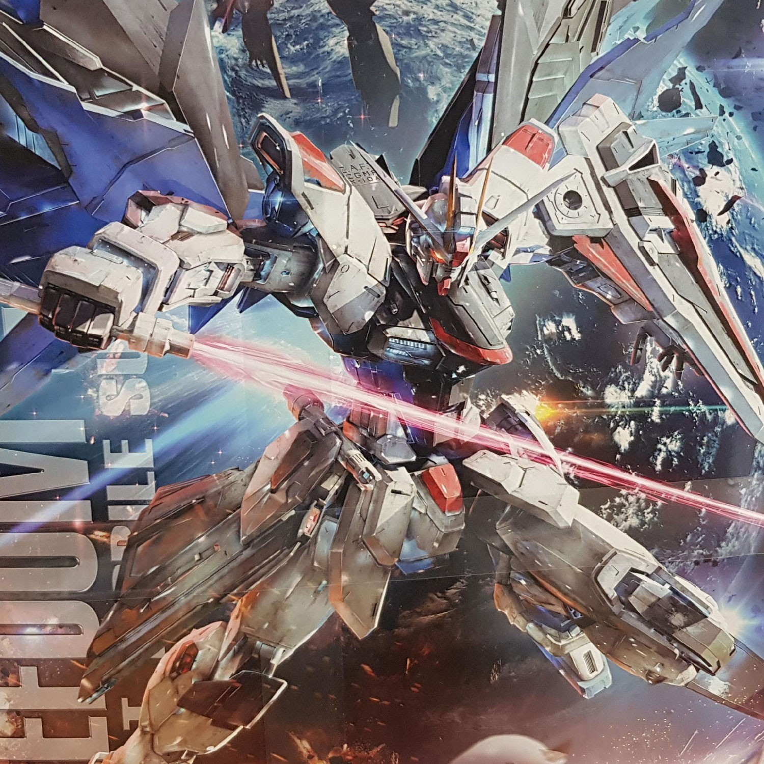Photographie de la boîte de maquette Bandai représentant le MG Gundam Freedom Ver. 2.0, un modèle Gunpla 1/100 inspiré du Freedom Gundam de Gundam SEED.